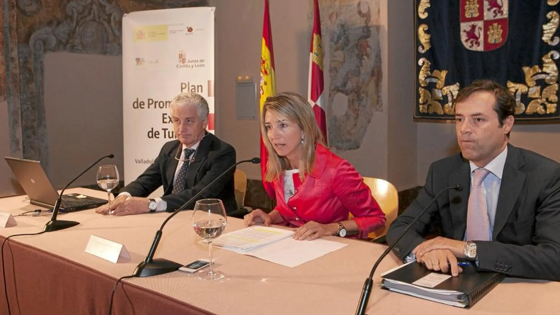 Alicia García junto al director de Tourespaña, Rafael Butler, y el director general de Turismo, Javier Ramírez