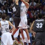 El pívot del Real Madrid Salah Mejri (d) intenta taponar a Zoran Vrkic, escolta del Bilbao Basket