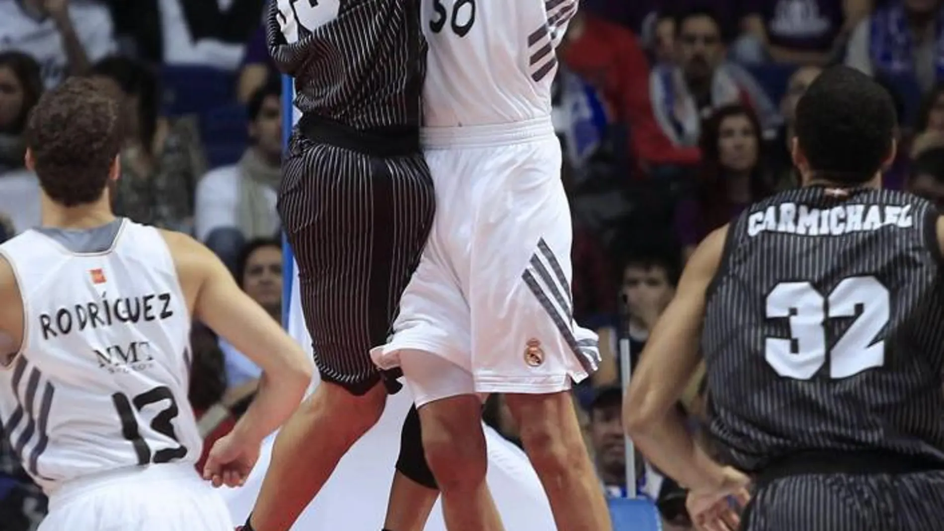 El pívot del Real Madrid Salah Mejri (d) intenta taponar a Zoran Vrkic, escolta del Bilbao Basket