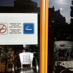 El consumo de tabaco se ha reducido en los locales públicos, pero no tanto en las casas