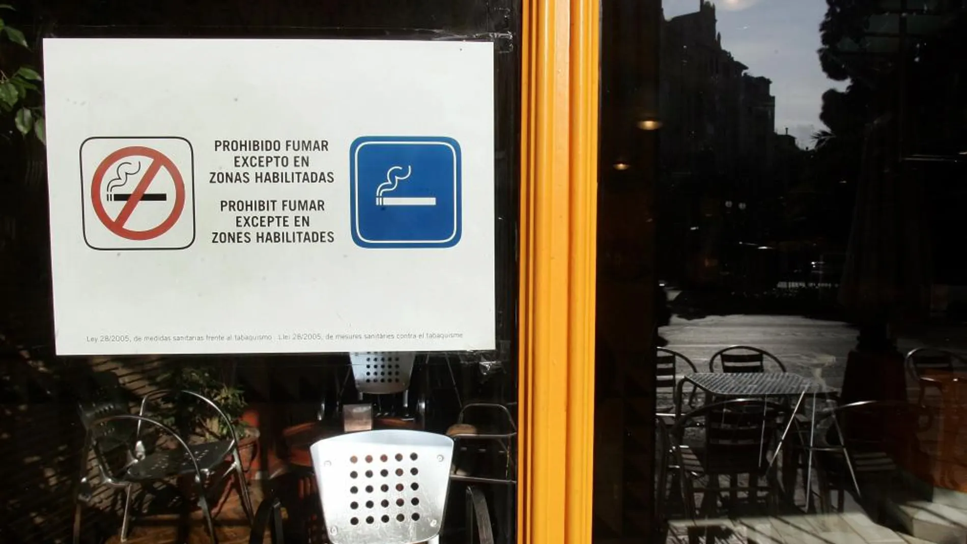 El consumo de tabaco se ha reducido en los locales públicos, pero no tanto en las casas
