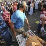Activistas de los Hermanos Musulmanes evacúan el cadáver de un simpatizante del depuesto presidente egipcio Mohamed Mursi durante un enfrentamiento entre simpatizantes del depuesto presidente egipcio Mohamed Mursi