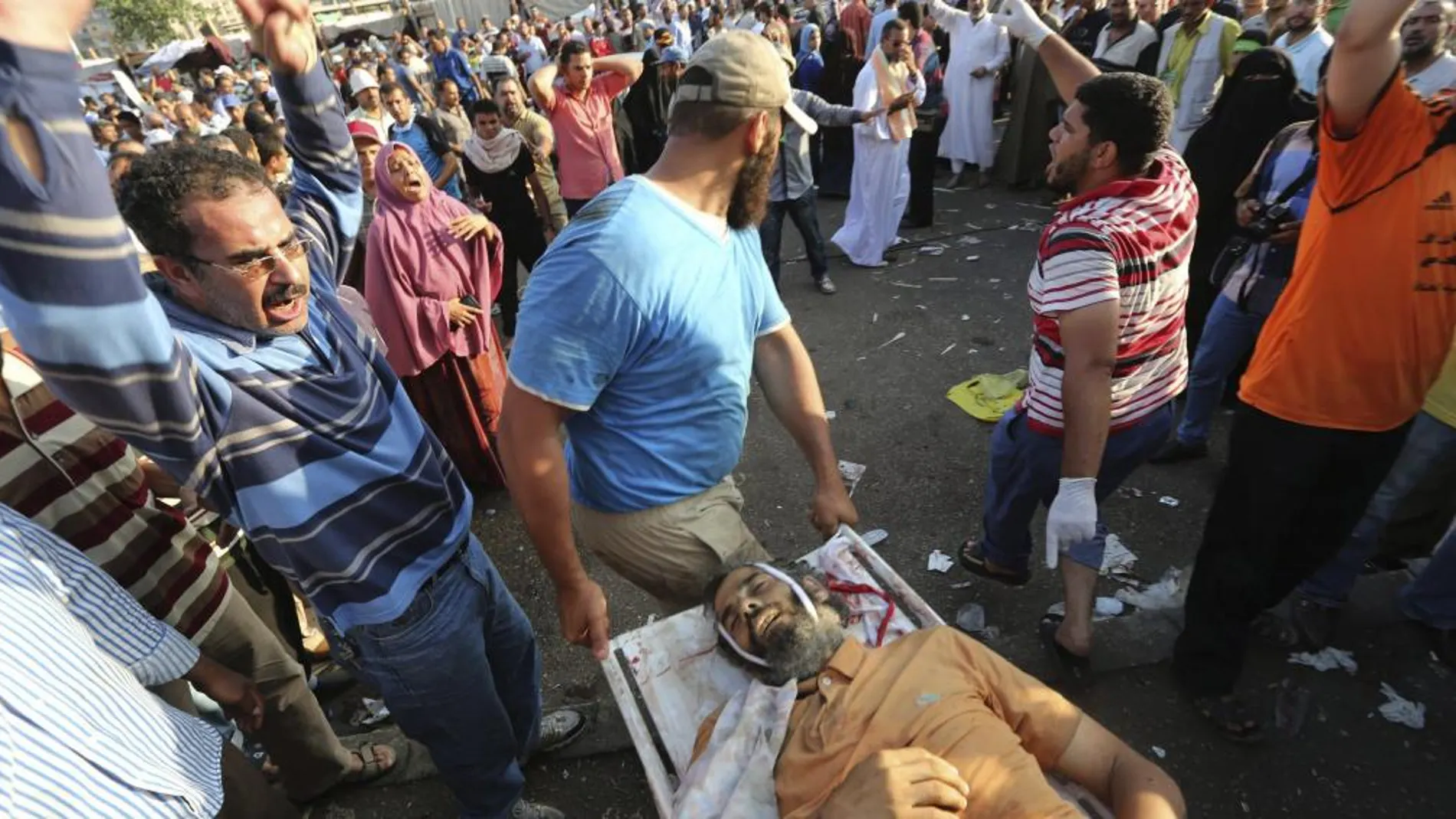 Activistas de los Hermanos Musulmanes evacúan el cadáver de un simpatizante del depuesto presidente egipcio Mohamed Mursi durante un enfrentamiento entre simpatizantes del depuesto presidente egipcio Mohamed Mursi