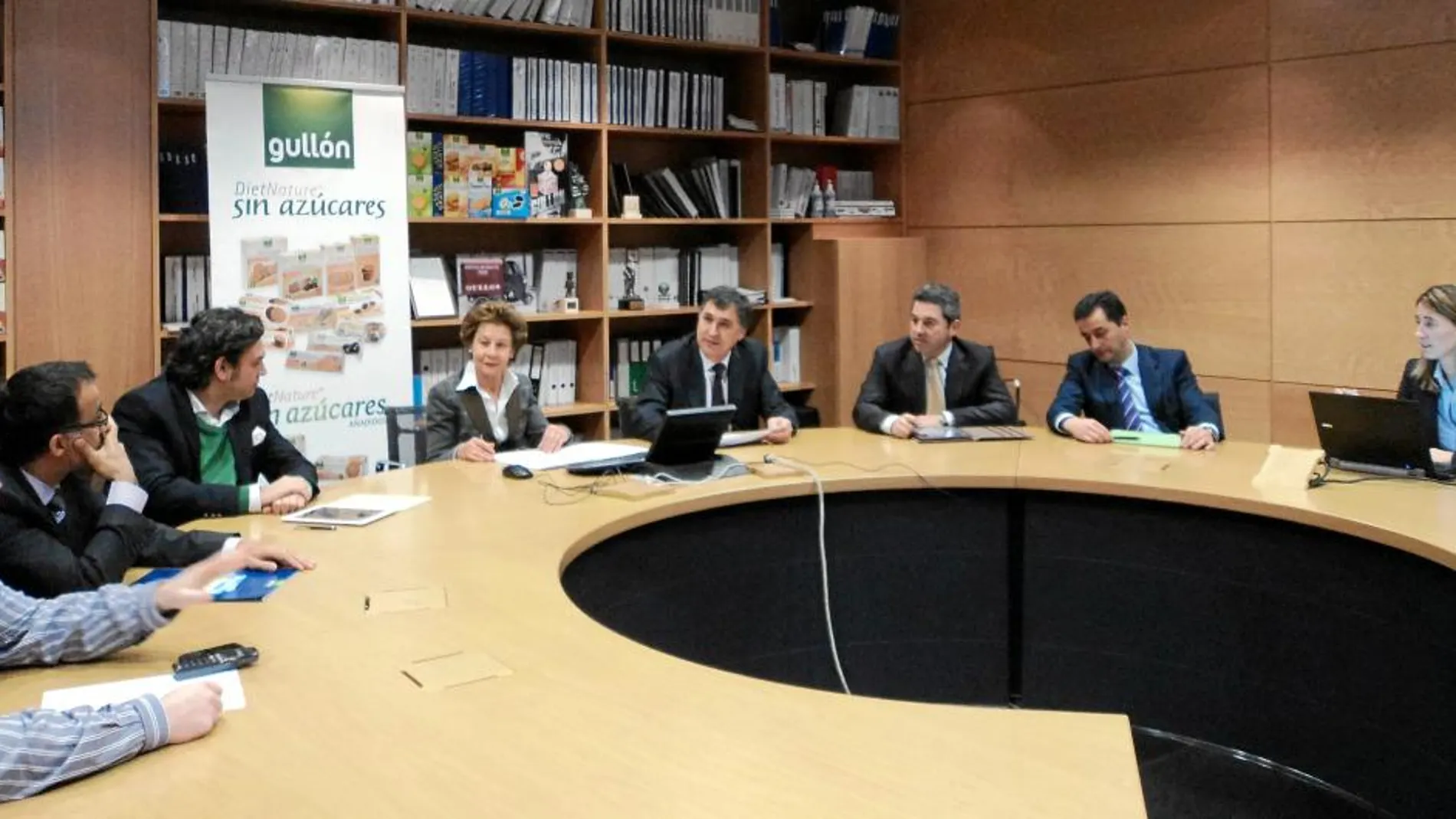 Reunión de la Ejecutiva de Galletas Gullón presidida por María Teresa Rodríguez