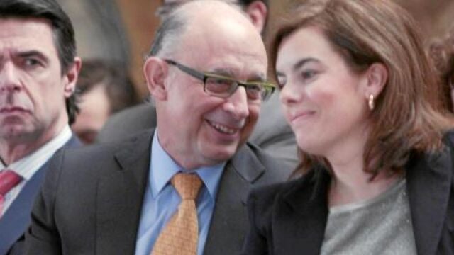 Sáenz de Santamaría, junto a Cristóbal Montoro y José Manuel Soria, ayer en la mesa de trabajo sobre la reforma de las Administraciones