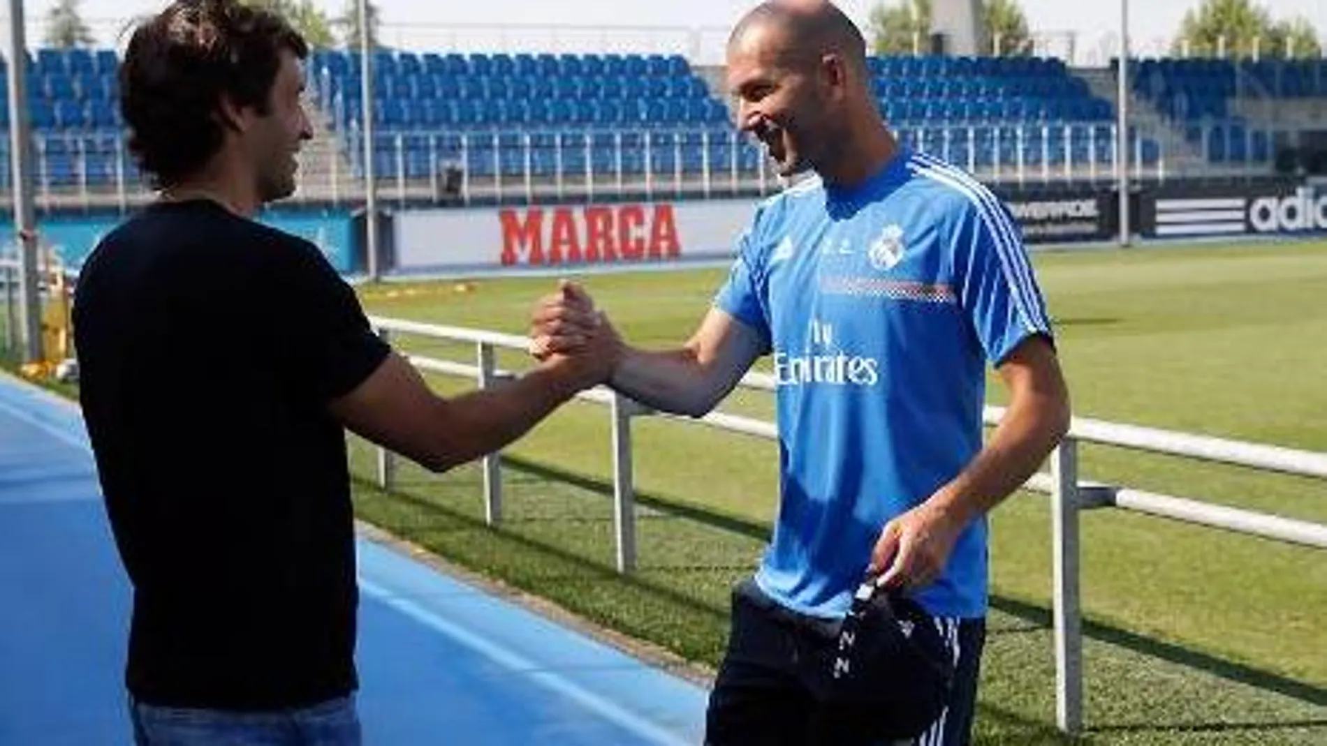 Raúl saluda a Zidane en Valdebebas, antes de que diera la conferencia de prensa en el Bernabéu