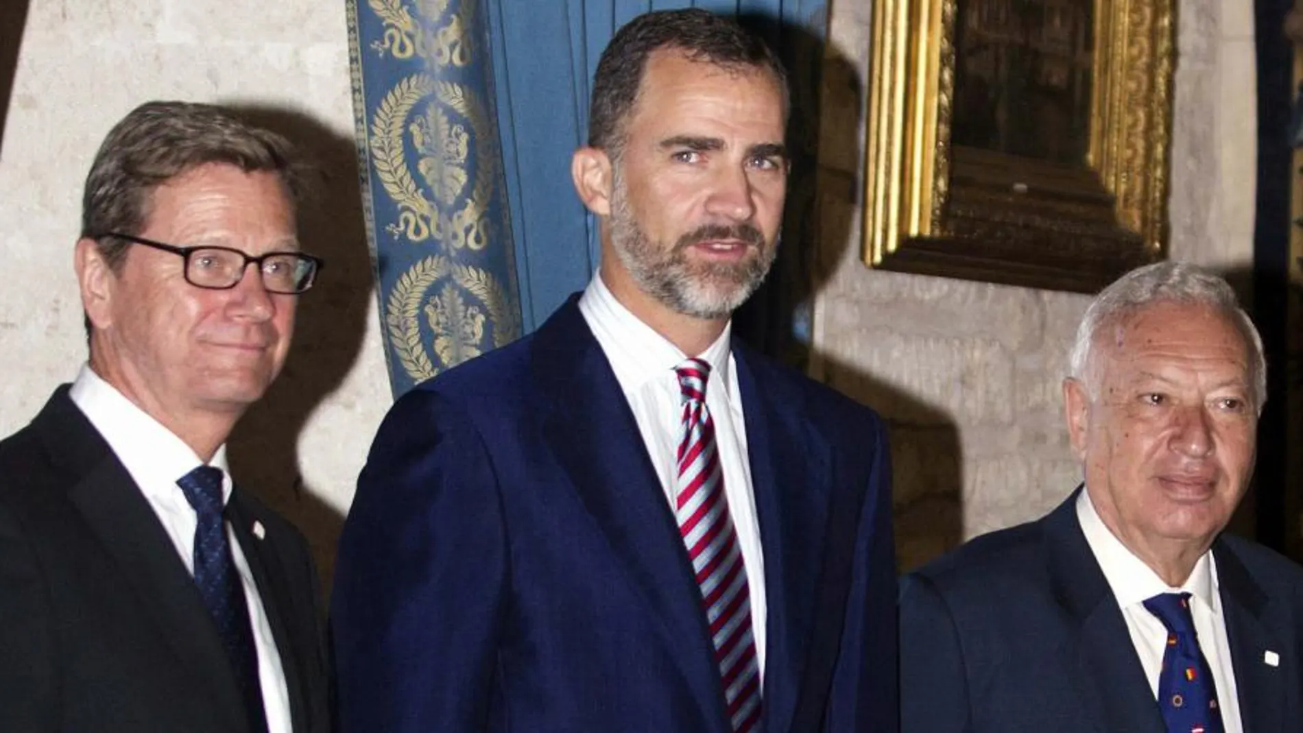 El Príncipe Felipe junto a los ministros de Exteriores español, José Manuel García-Margallo, y el alemán, Guido Westerwelle, poco antes de la reunión que ha mantenido hoy en Palma con los jefes de la diplomacia europea