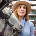 Momento en el que el caballo muerde el pecho a la actriz / Instagram