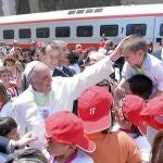 Francisco recibió en el Vaticano a los 300 niños llegados en tren
