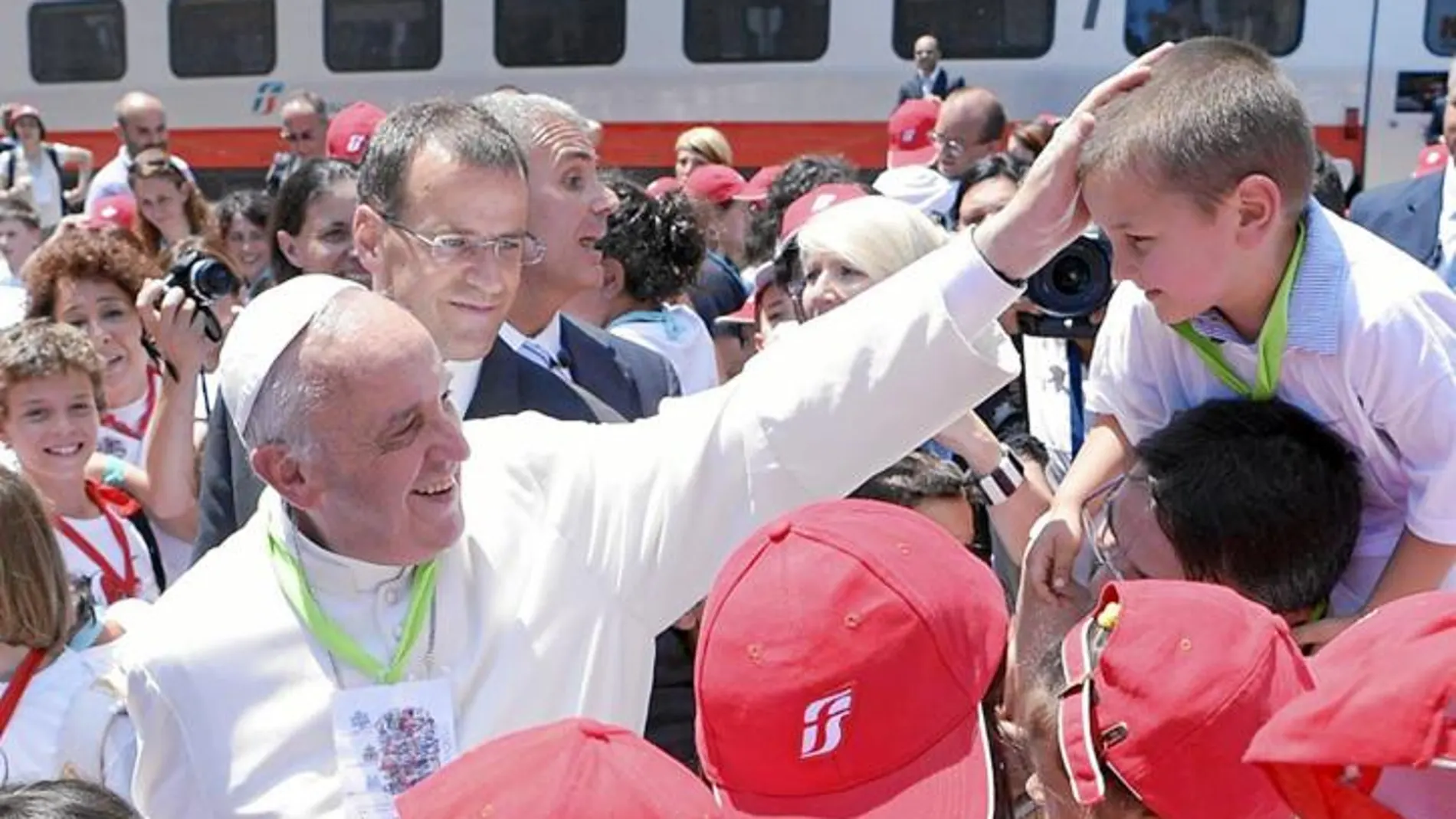 Francisco recibió en el Vaticano a los 300 niños llegados en tren