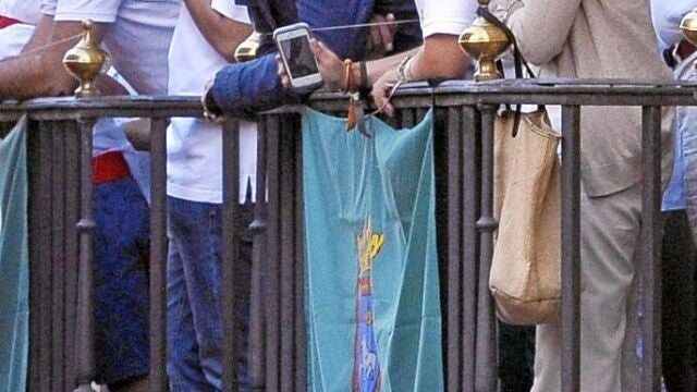 Felipe Juan Froilán y su hermana Victoria vieron desde el balcón el último encierro en Pamplona