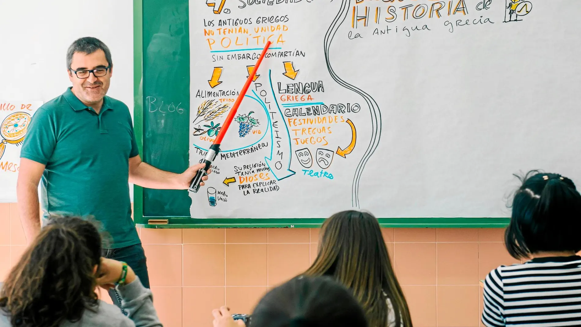 El Darth Vader de sociales asegura que con los gadgets que utiliza capta la atención de los alumnos de Castellón y «a partir de ahí, disfrutan aprendiendo». Foto: Kike Taberner