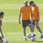 Zidane, junto a Carlo Ancelotti, en un entrenamiento del Real Madrid