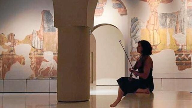 Una visitante en una de las alas románicas del museo