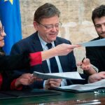 La vicepresidenta del Consell, Mónica Oltra; el presidente de la Generalitat, Ximo Puig, y el secretario general de Podem, Antonio Estañ, confirmaron anoche la estabilidad de las fuerzas que componen el Botànic (KIKE TABERNER)