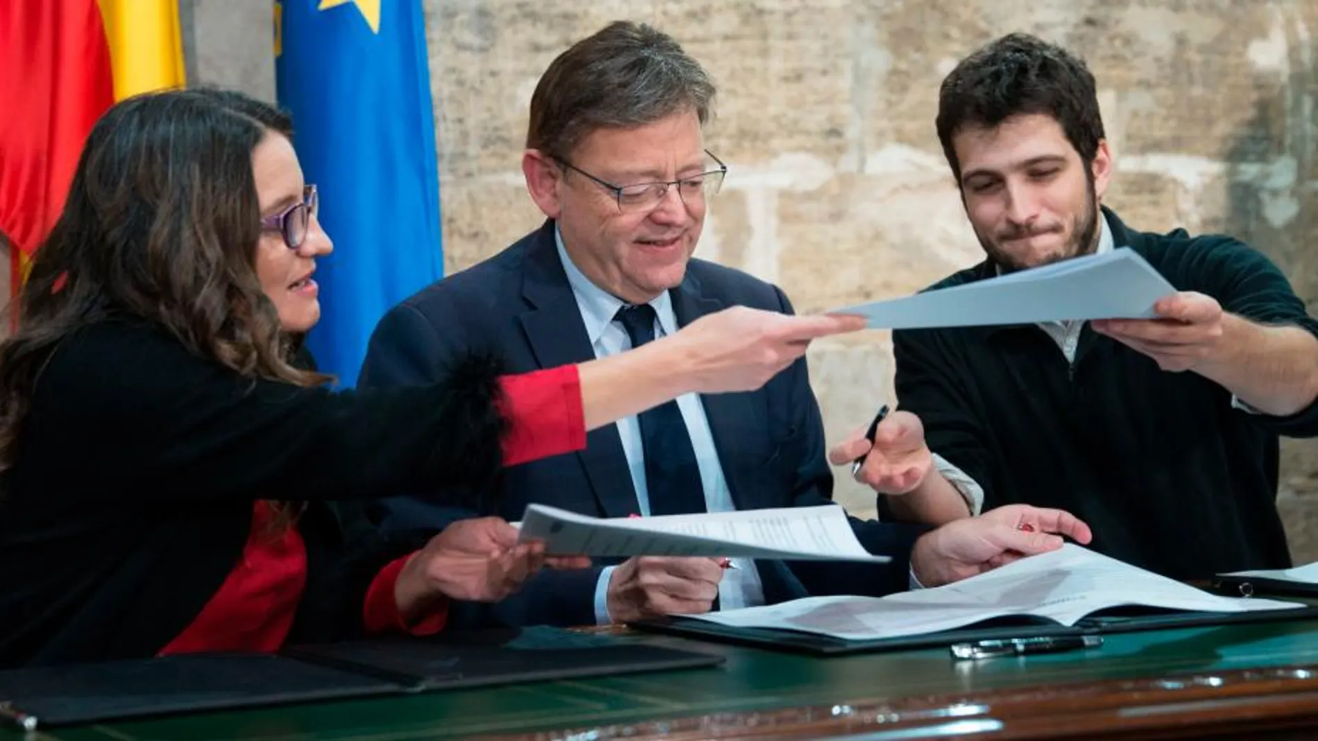 La vicepresidenta del Consell, Mónica Oltra; el presidente de la Generalitat, Ximo Puig, y el secretario general de Podem, Antonio Estañ, confirmaron anoche la estabilidad de las fuerzas que componen el Botànic (KIKE TABERNER)