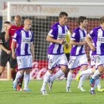 Los jugadores del Real Valladolid, cabizbajos tras recibir un gol, en el último partido ante el Mallorca