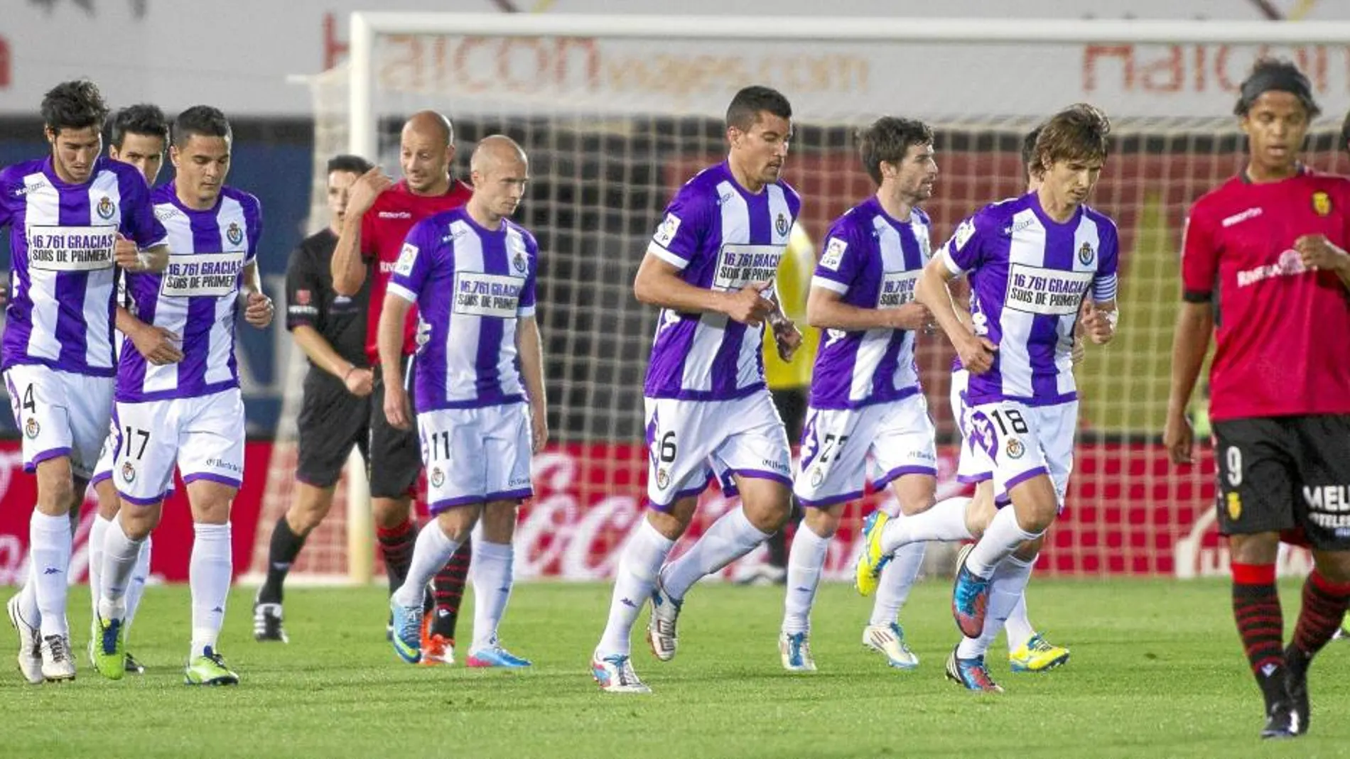 Los jugadores del Real Valladolid, cabizbajos tras recibir un gol, en el último partido ante el Mallorca