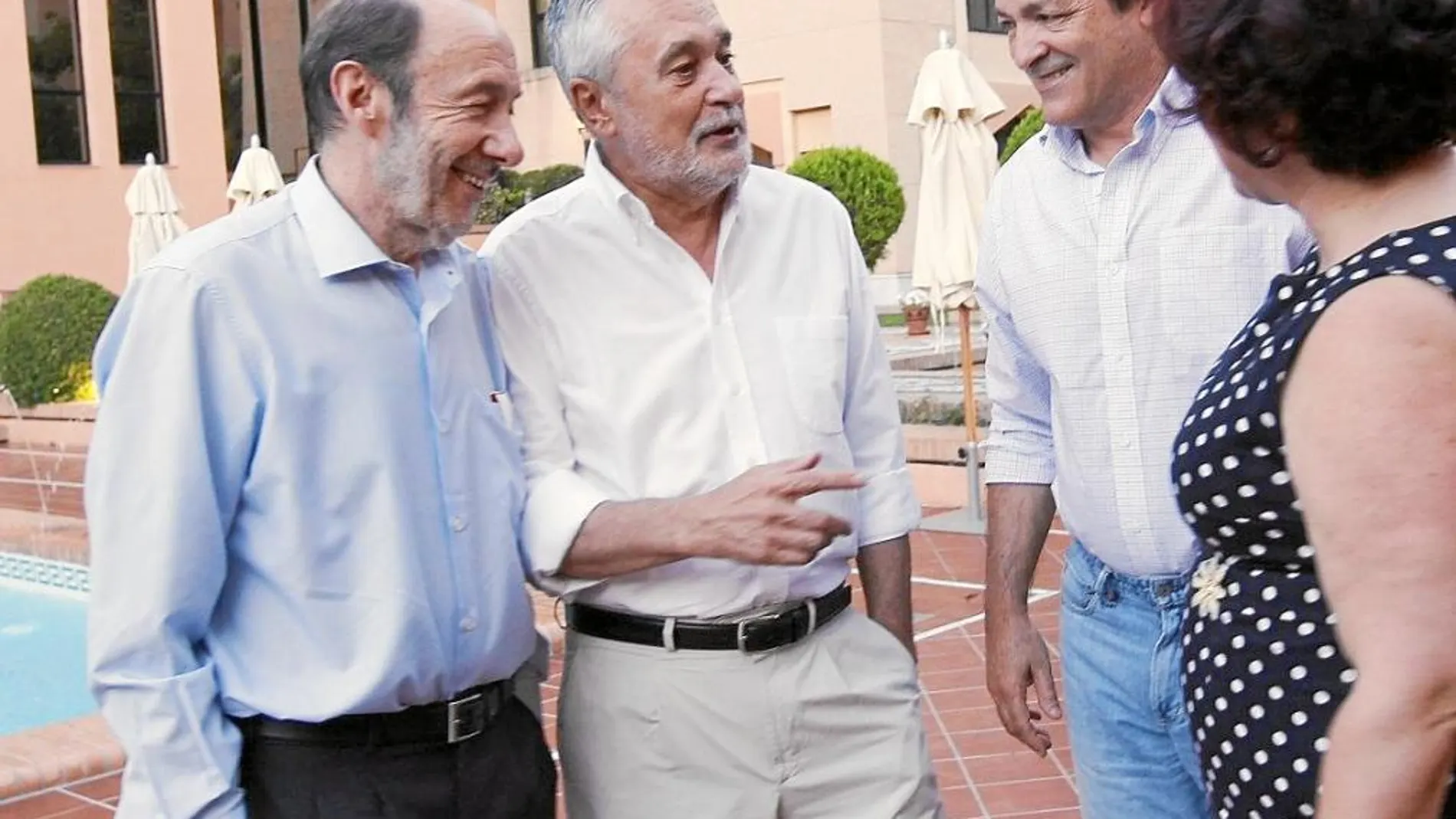 Rubalcaba y Griñán asistieron ayer en Granada a la cena previa del Consejo Territorial donde se reúnen los barones del partido