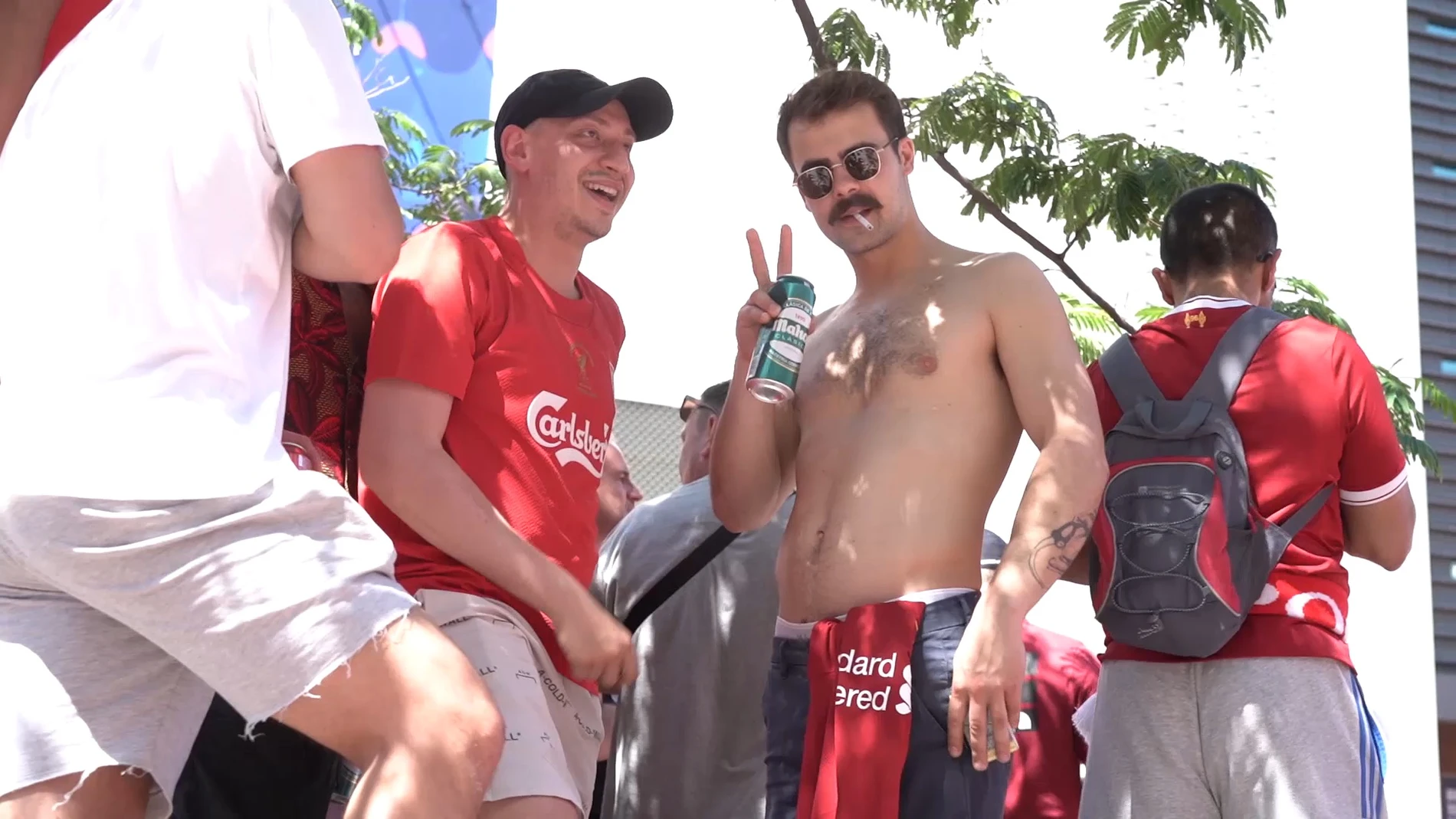 Aficionados del Liverpool en la Plaza de Felipe II, donde se ha instalado la "Fan Zone"para los seguidores de los 'Reds'
