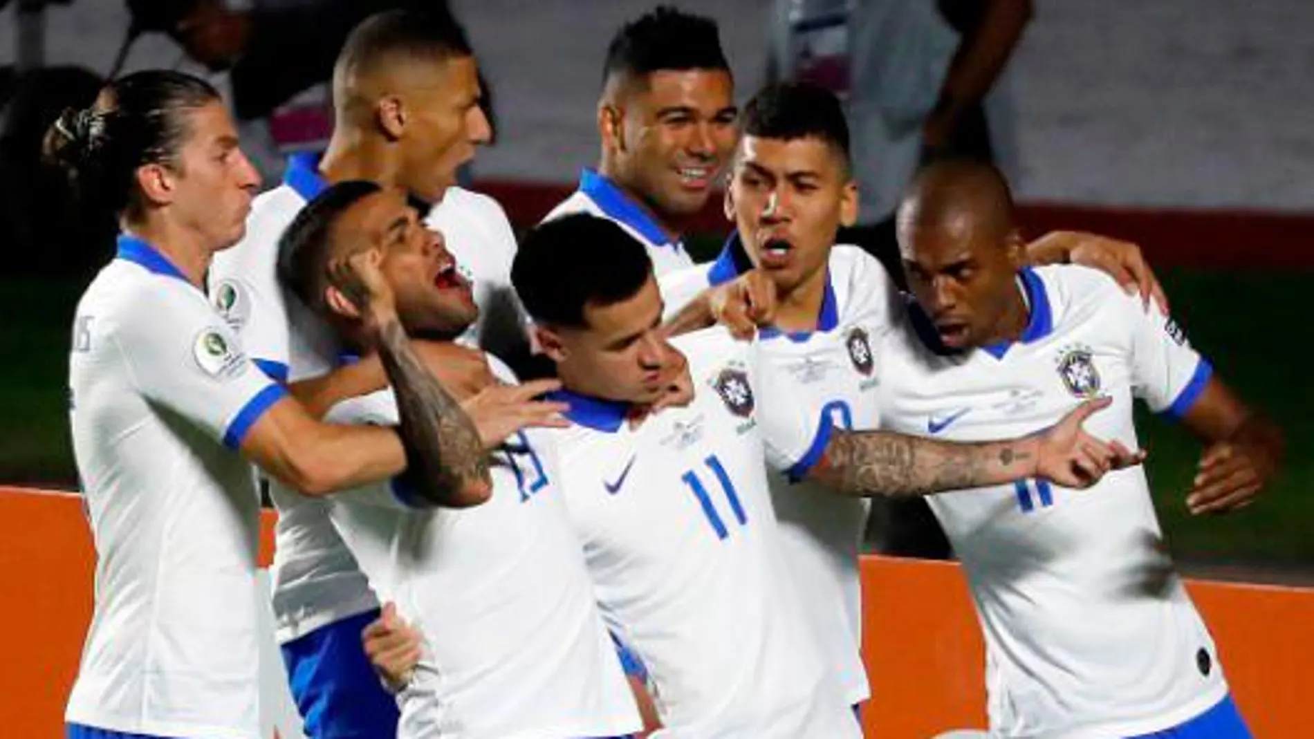Los jugadores de Brasil celebran uno de los goles anotados ante Bolivia