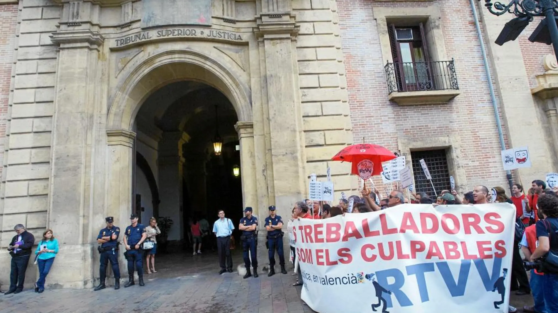 Los extrabajadores de RTVV se concentraron a la puerta del TSJ bajo la vigilancia de la Policía