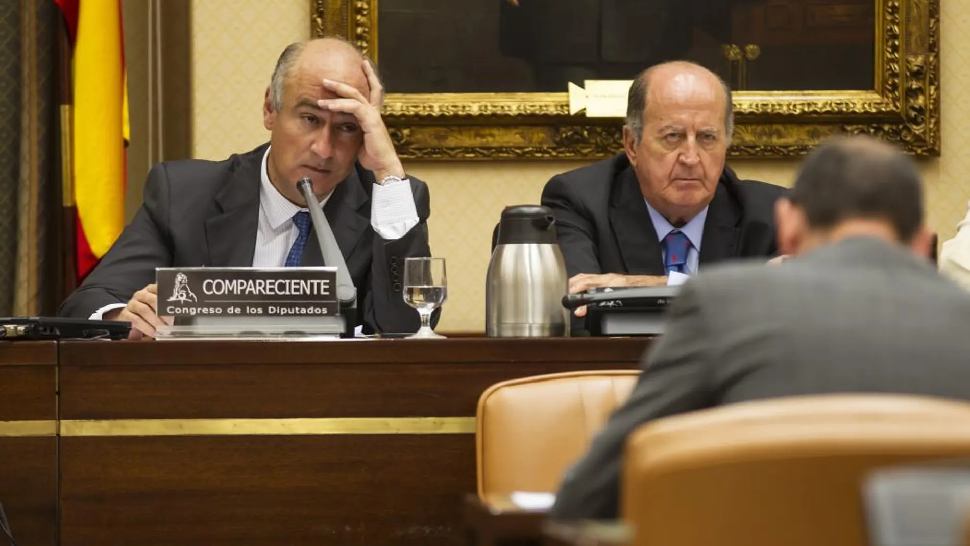 Fernando Benzo, durante su comparecencia en la Comisión de Cultura, junto a Juan Manuel Albendea
