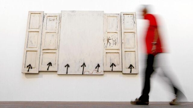 El recorrido expositivo permite conocer a un Antoni Tàpies con capacidad creativa a partir de cualquier tipo de elementos