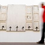 El recorrido expositivo permite conocer a un Antoni Tàpies con capacidad creativa a partir de cualquier tipo de elementos