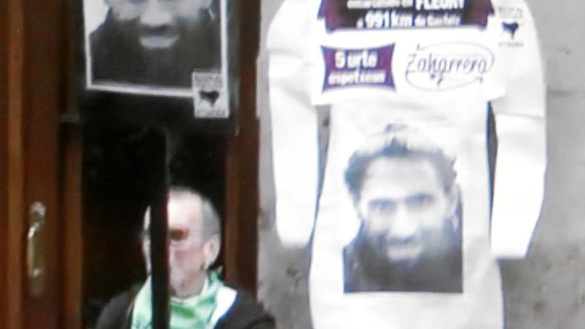 El vídeo, sobre el que informó LA RAZÓN el pasado 9 de agosto, muestra los carteles con las siluetas de los etarras y el aurresku en su honor en las fiestas del casco viejo de Vitoria