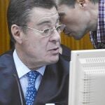 José Bretón habla al oído a José María Sánchez de Puerta