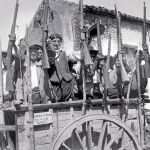 Unos campesinos en armas camino del frente en la zona republicana de Talavera de la Reina