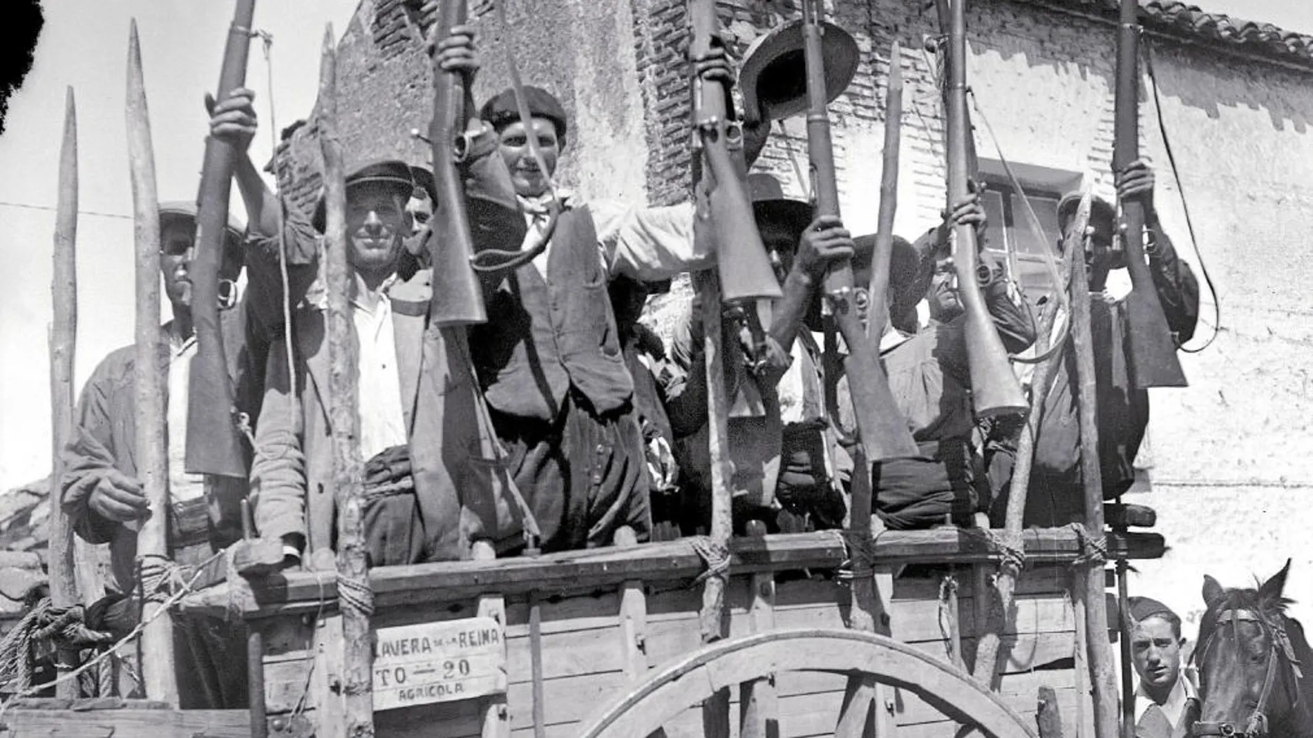 Unos campesinos en armas camino del frente en la zona republicana de Talavera de la Reina