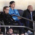 Unas molestias en la espalda le dejaron fuera de la convocatoria. El delantero no presenció los últimos minutos del partido en San Sebastián, ya que se marchó a Portugal antes de que terminara el partido por unos compromisos publicitarios.