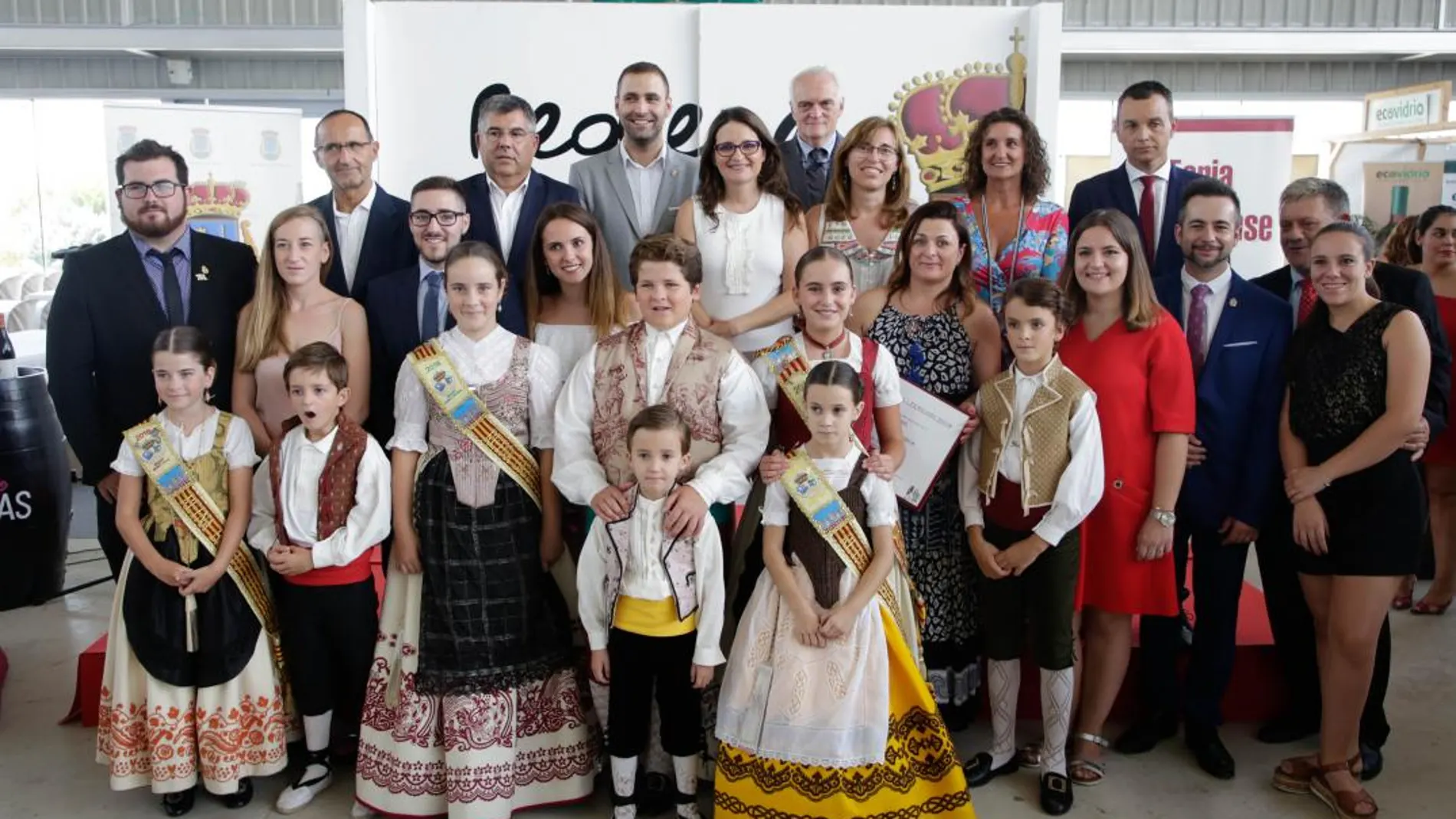 La vicepresidenta del Consell, Mónica Oltra, acudió ayer a la inauguración de la 28º Feria Requenense del Vino, una de las citas monográficas sobre el vino más importantes de la Comunitat Valenciana- LA RAZÓN