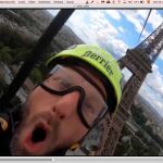 Un hombre desciende en tirolina desde la Torre Eiffel