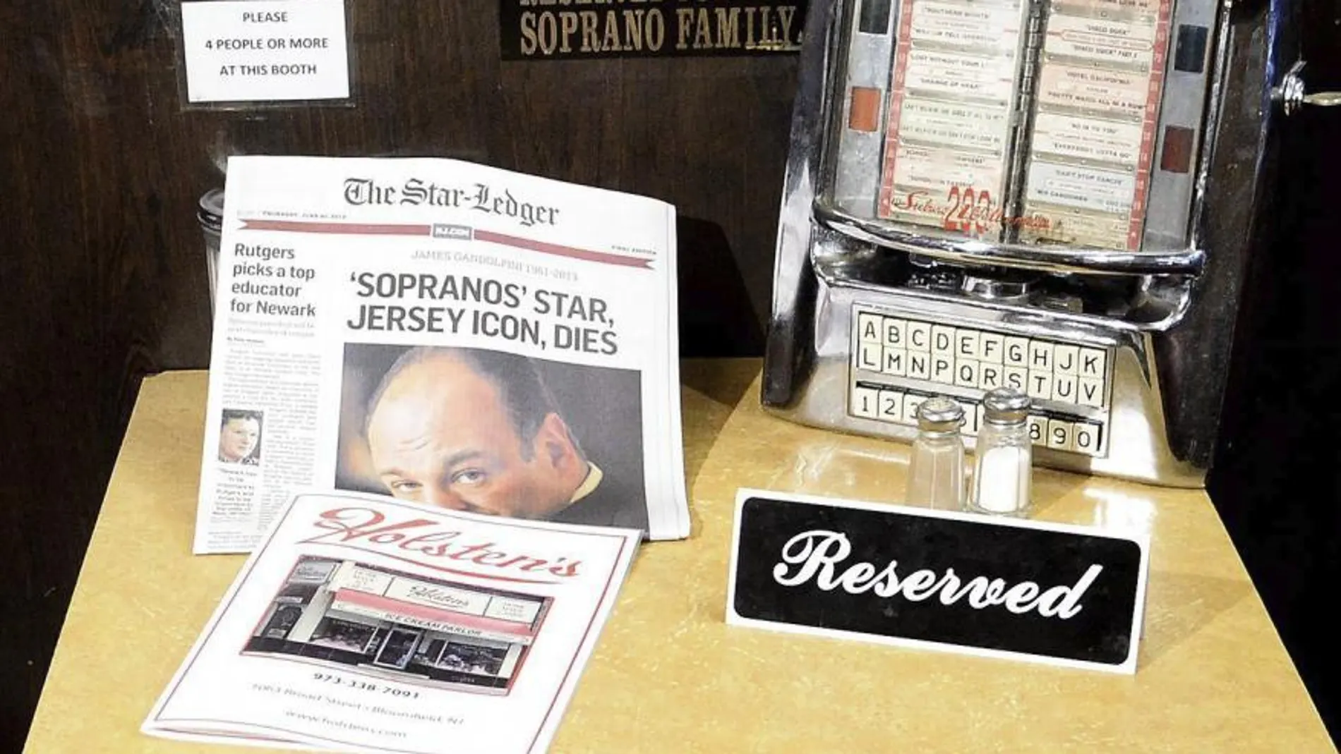 Un letrero de reservado colocado en una de las mesas de la heladería Holsten, donde Gandolfini, rodó la escena final de "The Sopranos", en Bloomfield, Nueva Jersey.
