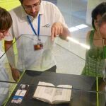 Visitantes al Museo contemplan el Libro de Horas del Obispo Juan Rodríguez Fonseca, de Siloé