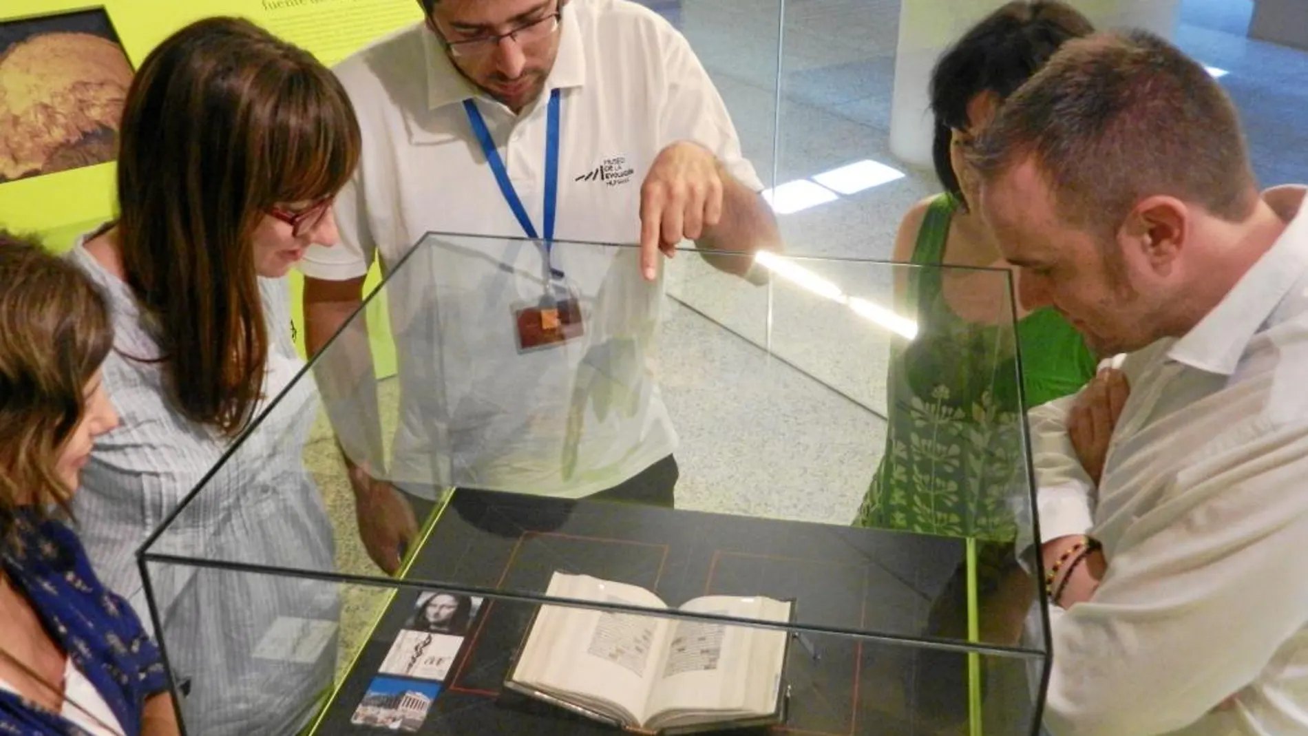 Visitantes al Museo contemplan el Libro de Horas del Obispo Juan Rodríguez Fonseca, de Siloé