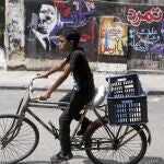 Un niño pasa frente a un grafiti con la imagen de Mursi, en El Cairo