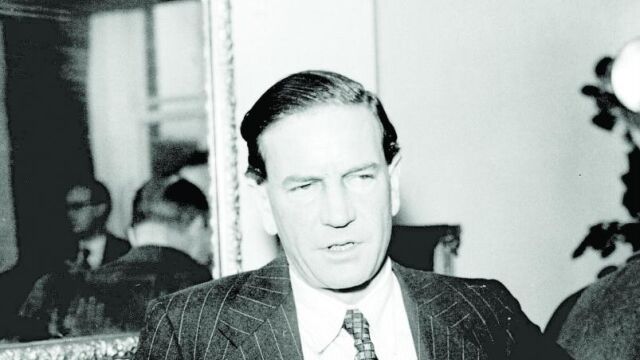 El agente doble británico durante una rueda de Prensa en Londres en 1955, cuando aún no había salido a la luz que espiaba para Moscú