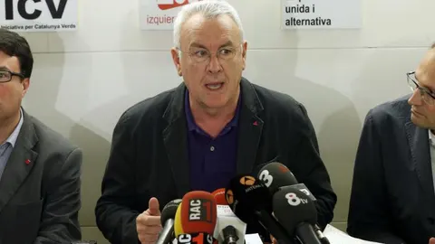 Cayo Lara (c), y los líderes de EUiA, Joan Josep Nuet (i), e ICV, Joan Herrera (d).