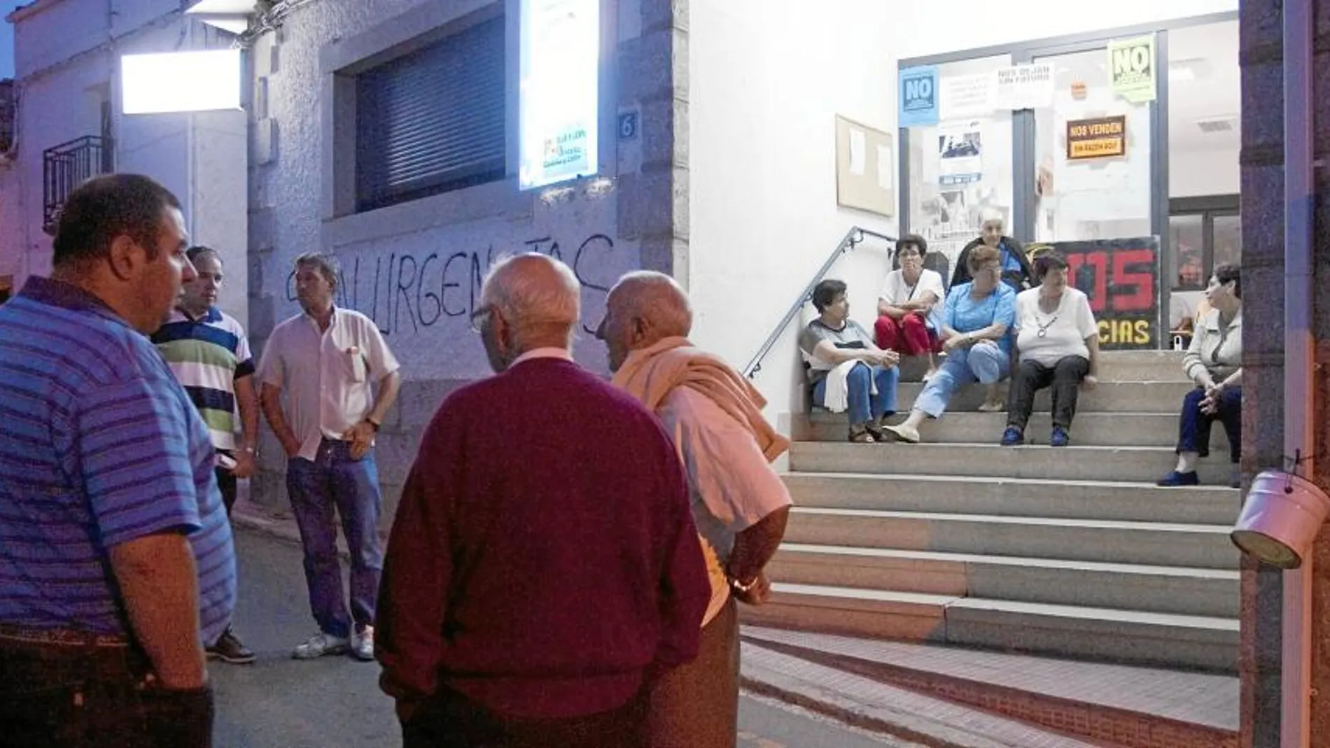 Vecinos de Villarino de los Aires protestan por el cierre de urgencias nocturnas. La presión vecinal ha sido vital para que se reabra el servicio