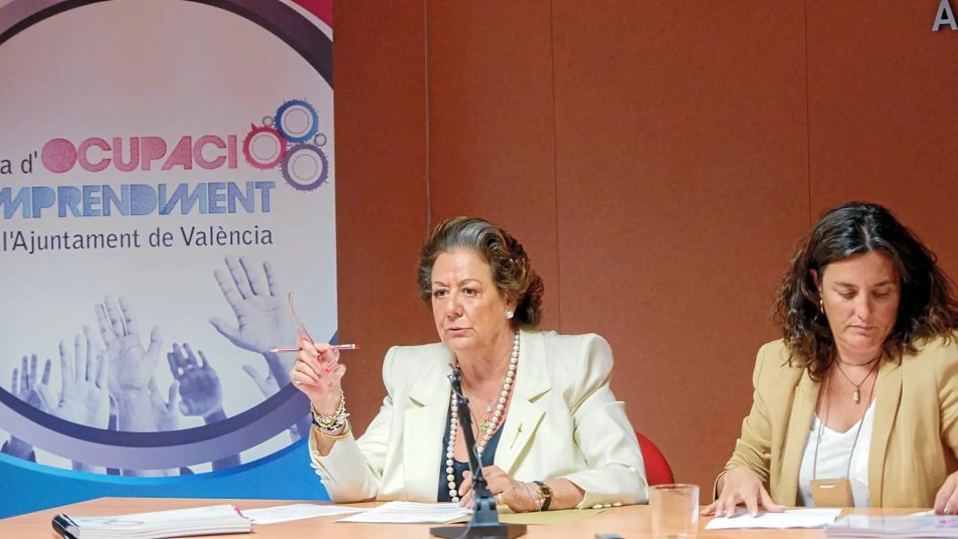 La alcaldesa de Valencia, Rita Barberá y la concejala de Empleo, Beatriz Simón, ayer durante la presentación del plan