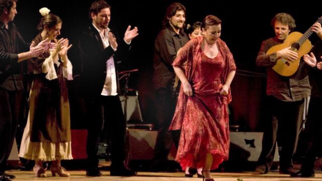 Carmen Linares (2-d) y Miguel Poveda (3-i), acompañados por el guitarrista Juan Carlos Romero (d), en la octava edición del festival internacional de flamenco, en Nueva York.