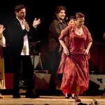 Carmen Linares (2-d) y Miguel Poveda (3-i), acompañados por el guitarrista Juan Carlos Romero (d), en la octava edición del festival internacional de flamenco, en Nueva York.