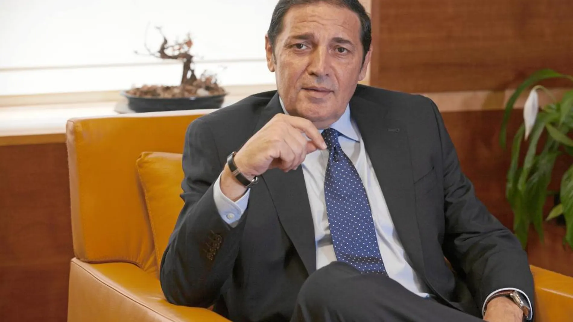 Antonio María Sáez Aguado, en su despacho de la Consejería de Sanidad