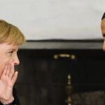 El presidente de los Estados Unidos, Barack Obama, (d), charla con la canciller alemana Angela Merkel, en una imagen de archivo
