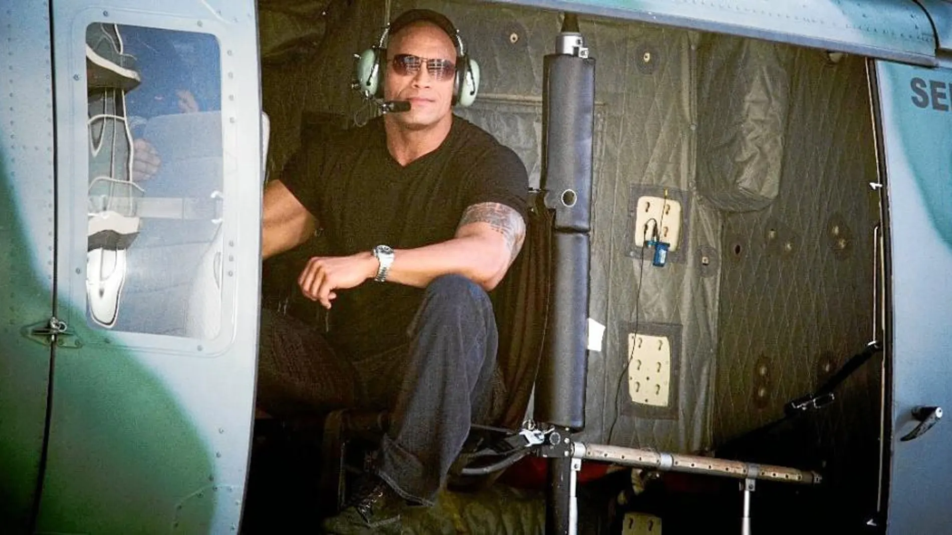 Dwayne Johnson «The Rock», subido en un helicóptero durante la grabación del programa