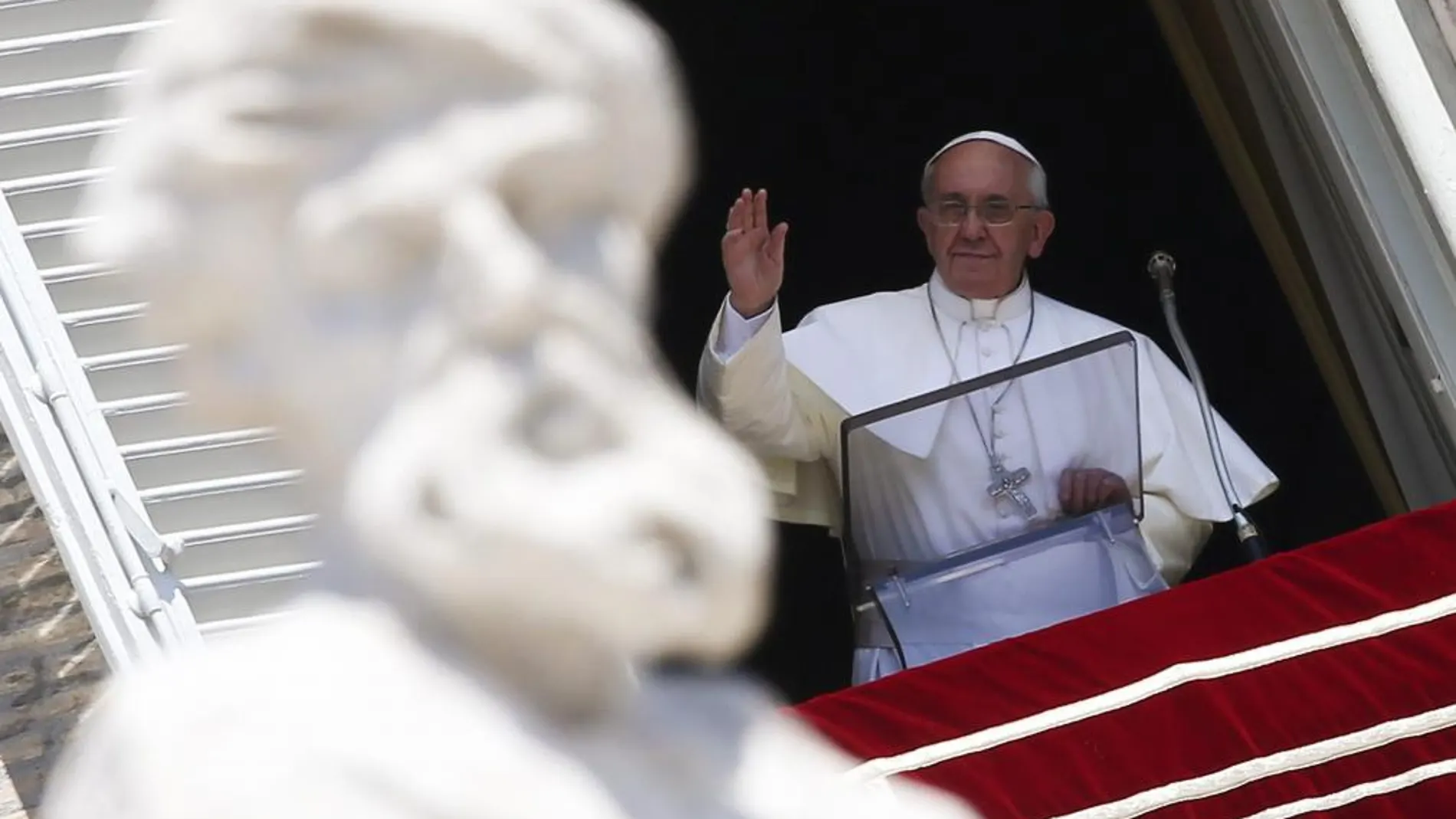 El Papa saluda a los fieles congregados en la plaza de San Pedro